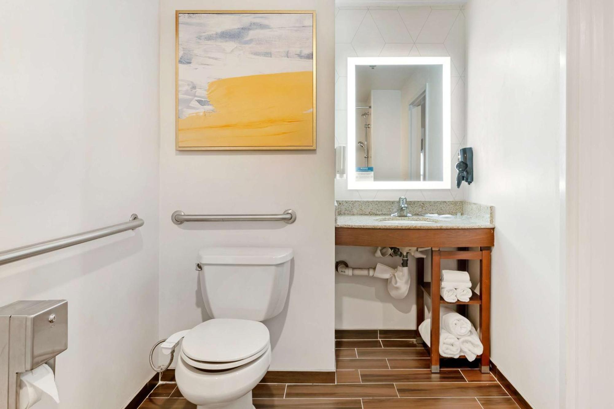 Hotel Comfort - South River 3*